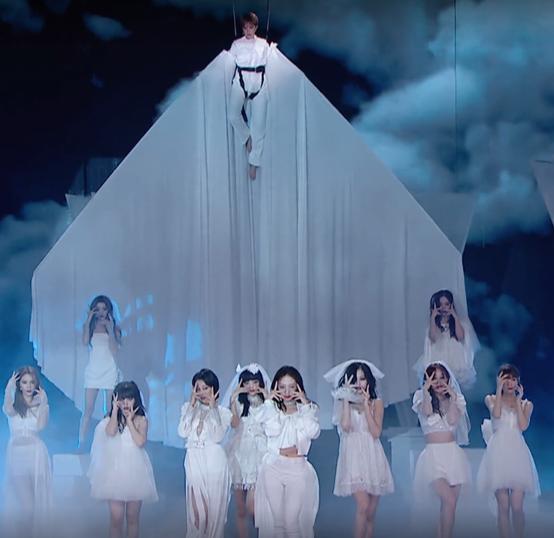 火箭少女光脚跳舞秀美腿,全员僵尸新娘妆,sunne威亚升空太亮眼