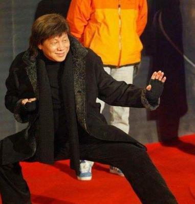 72岁武打巨星梁小龙近况手拿盘子微微颤抖网友陈真你老了