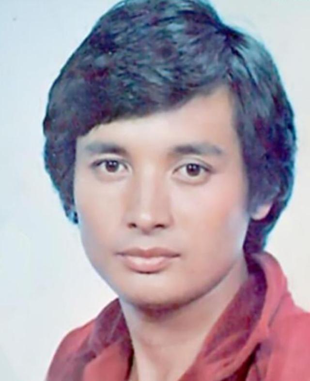 这段恋情是有媒体曝出当时的电影圈很红的男星秦祥林和邓丽君在恋爱