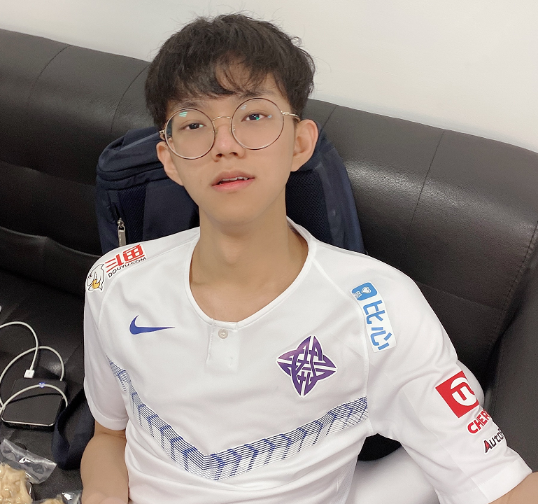 es轻取lng,赛后wink喊话rng轻虐:上次装杯腿都被打折了!