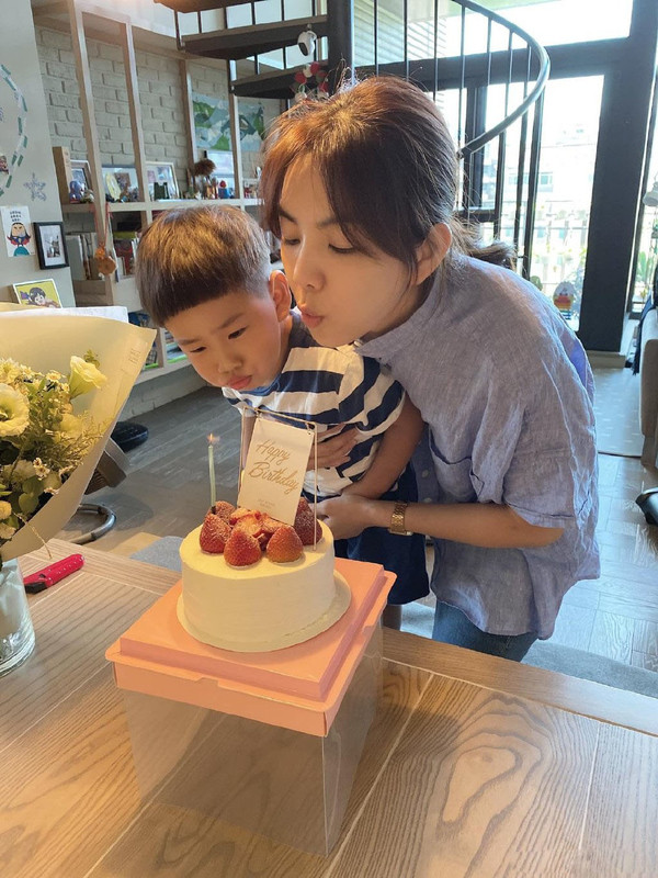 39岁陈嘉桦怀二胎生日当天发she合照宽松衣着难遮大肚子