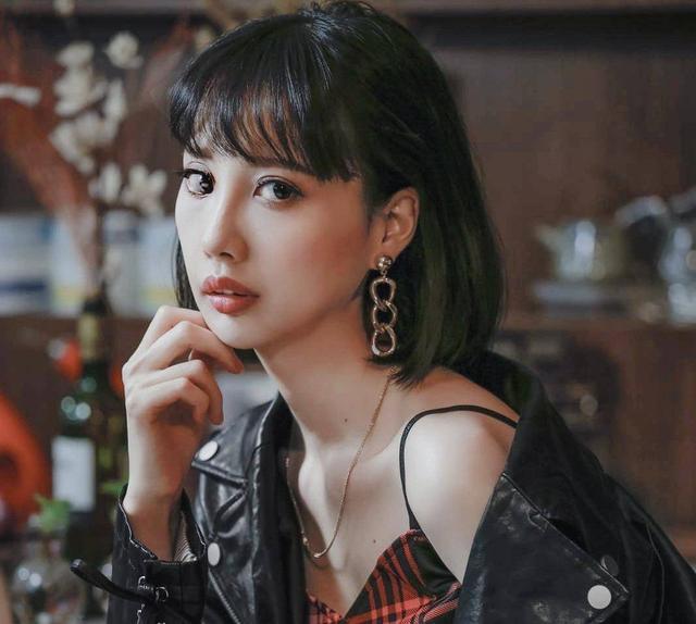 30岁香港女歌手积极抗癌8年,如今病情恶化右眼皮已无力打开