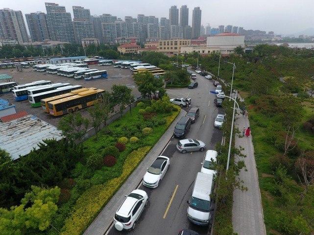 小麦岛只有麦岛路一条进出通道,在公交停车场门口,由于绿化带的阻挡