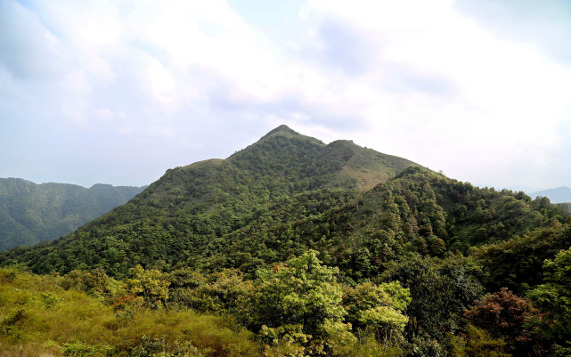 广东一座山,最高峰海拔1081米,地处罗定,阳江,茂名交界处