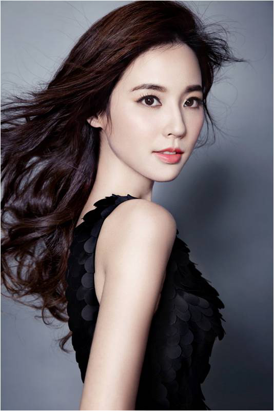 女人婚姻惨剧:吴佳妮为爱退隐,离异为孩子找戏拍,新装重回少女