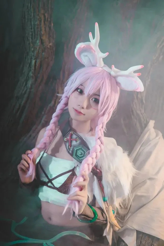 15岁萝莉cos"瑶",破烂衣服穿成了小仙女,看到露脐装:入眼的心动!