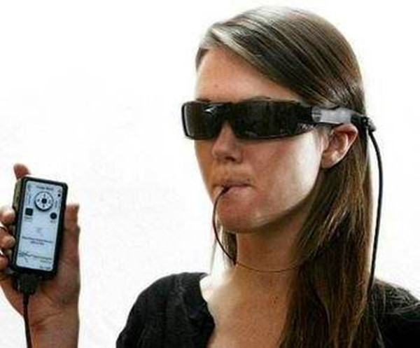 队的忠实球迷,当他在战场上眼睛受伤失明后,现在只能成为一位盲人球迷