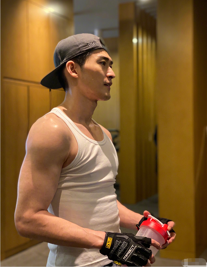 话说,从目前张翰秀出来的照片中,他的身材真的以及十分的好了,但他