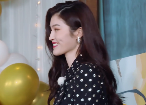 何穗在t台走秀时有谁注意蔡徐坤的表情粉丝看到不乐意了