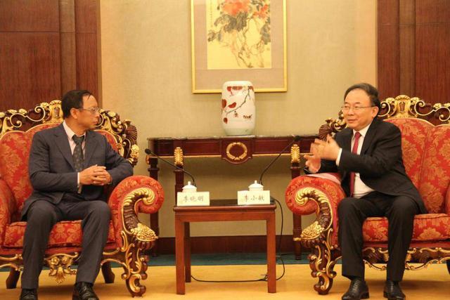 跑路前奏 家族6人控股市值500亿的公司 5人入美籍 一直在减持 腾讯新闻