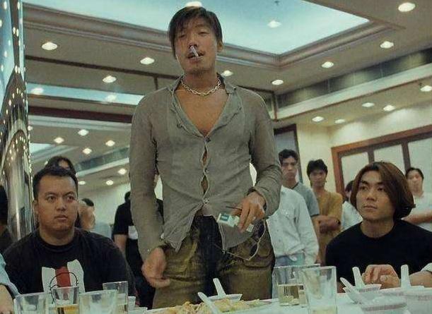 56岁张耀扬须发皆白,再无乌鸦哥帅气形象,眼神犀利霸气依旧