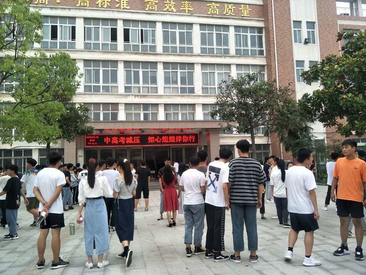 临颍:知心姐姐走进高中,发现学生面临焦虑烦躁对未来迷茫等问题