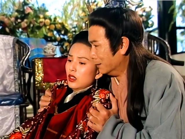 段正淳本意为救她,李青萝却心伤段正淳不再爱她,自己投向慕容复剑间而