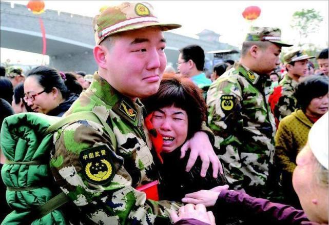 新兵告别亲人,与亲人依依不舍,最后一个最感人!_腾讯新闻