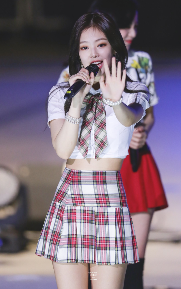 本以为jennie穿jk制服会很甜,谁知被抓拍后,飒到不敢惹_腾讯新闻