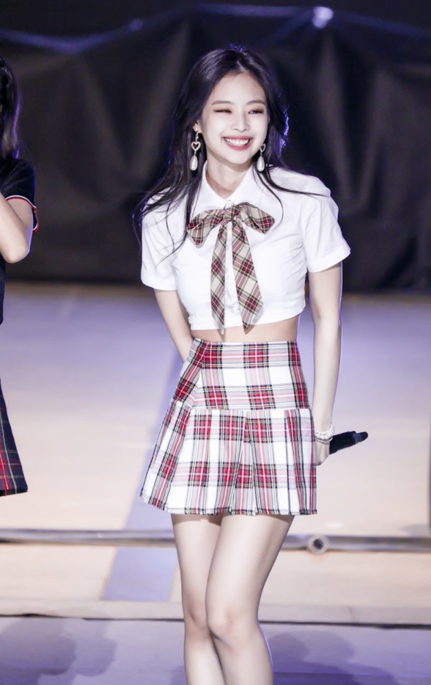 本以为jennie穿jk制服会很甜,谁知被抓拍后,飒到不敢惹_腾讯新闻