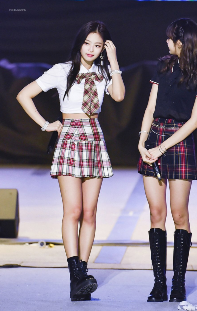 本以为jennie穿jk制服会很甜,谁知被抓拍后,飒到不敢惹_腾讯新闻