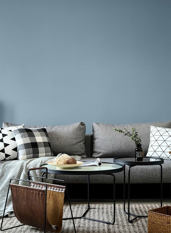 沙发背景墙采用蓝灰色乳胶漆来装饰,让这个白色的空间立即变得层次