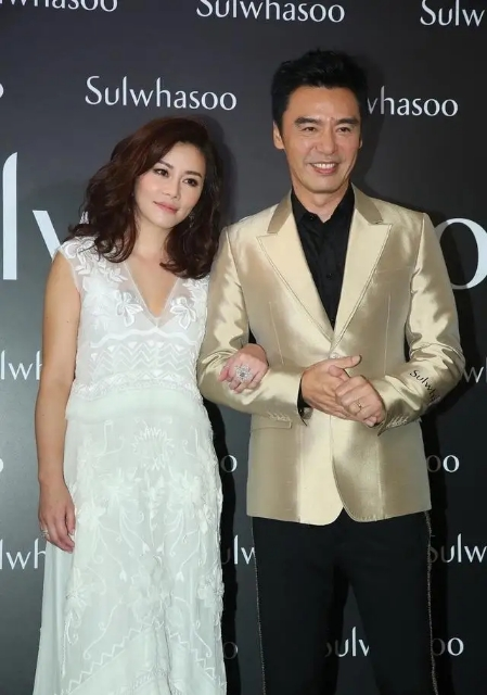 钟镇涛携老婆高调亮相范姜穿黑色流苏裙配短靴气质不输名媛