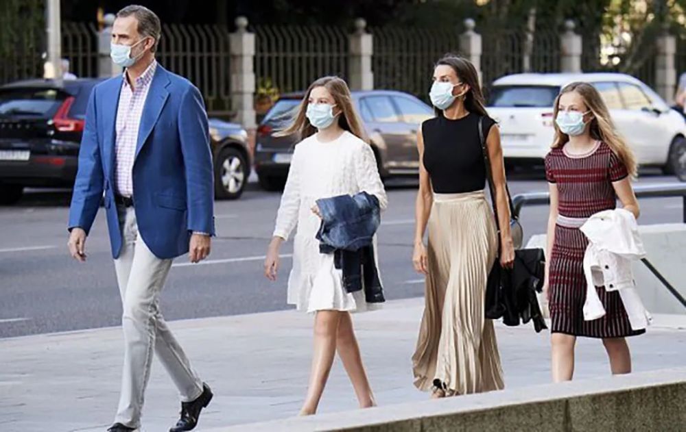 次穿成衣,曲线优美仪态万方,比王后大气