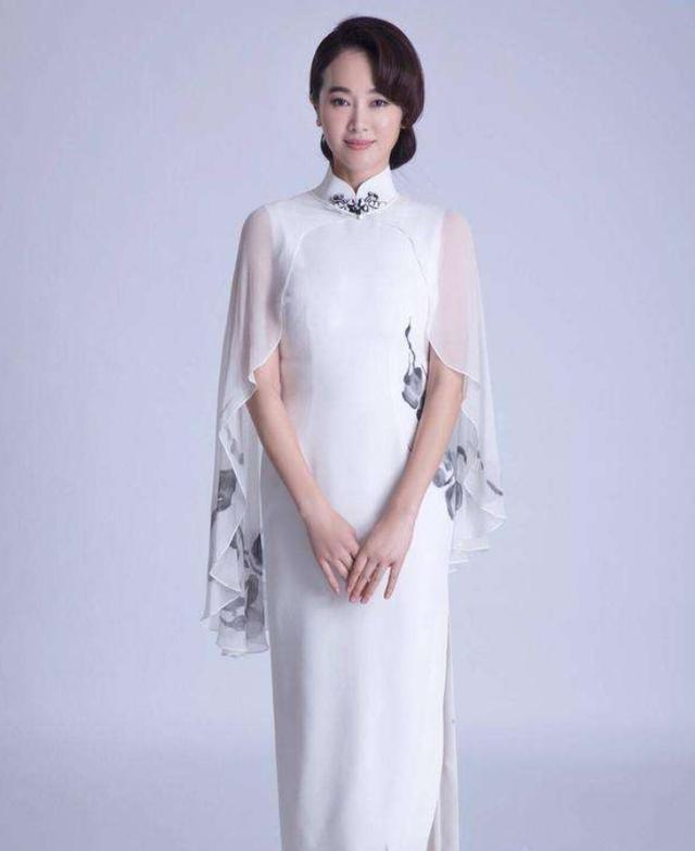 43岁左小青长了张古典脸,穿旗袍端庄大气,难怪陈道明都为她着迷