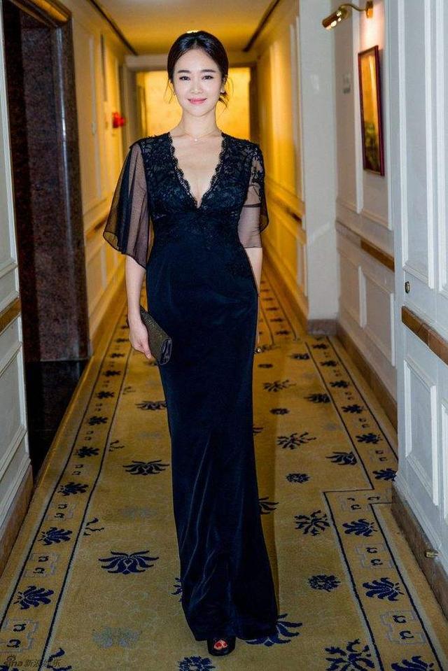 43岁左小青长了张古典脸,穿旗袍端庄大气,难怪陈道明都为她着迷