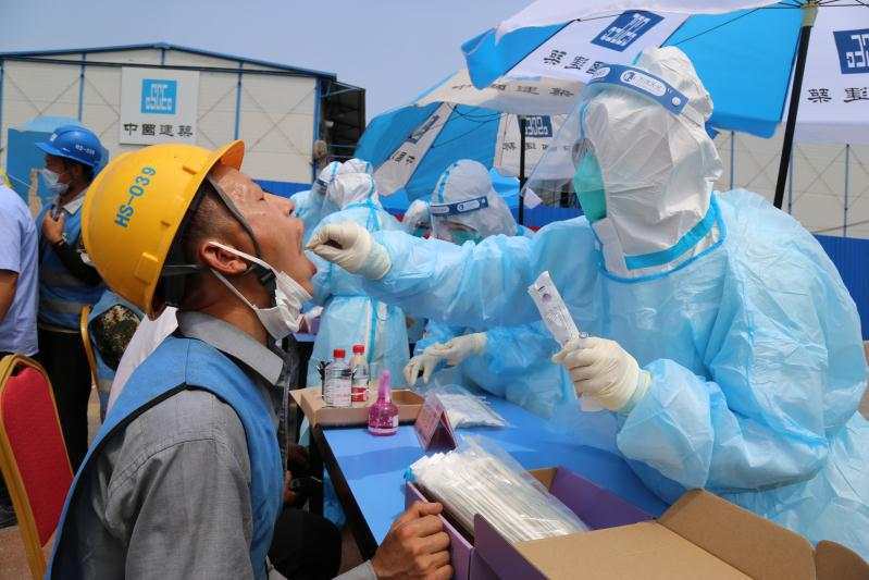 大兴机场临空区对1.6万余名建设者进行核酸检测
