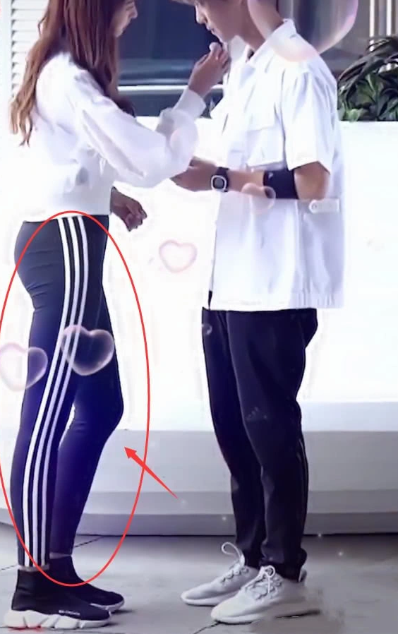 为何鹿晗关晓彤合影只有上半部分,当看到全身合影后,果然关晓彤关心他