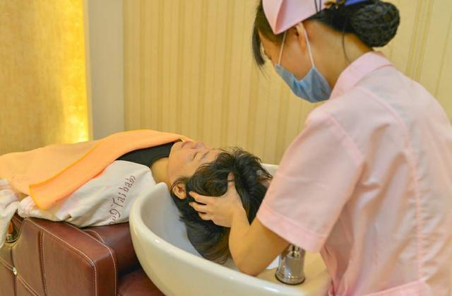 袁咏仪坐月子天天洗头,谢娜42天后才洗,如今二人状态差距悬殊