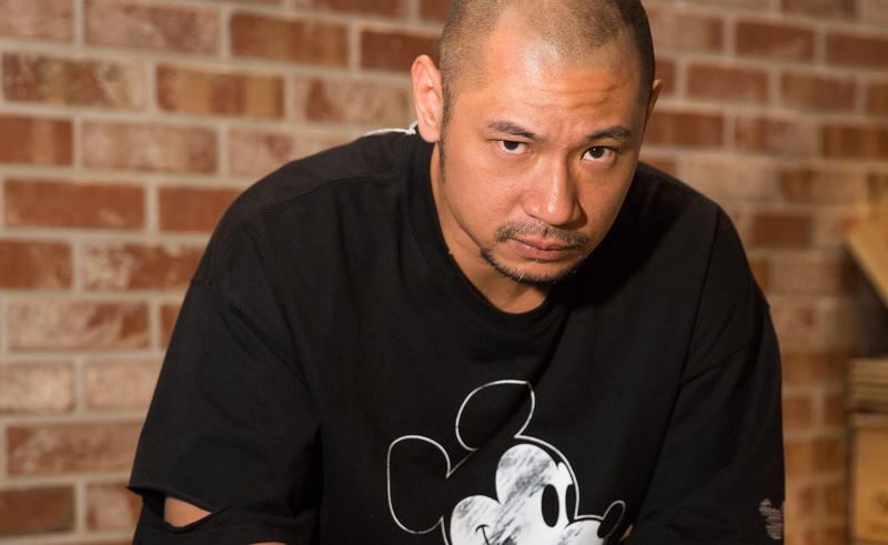 金刚原名李信樵,2002年在台湾出道,出演了《麻辣鲜师》第三代,因为