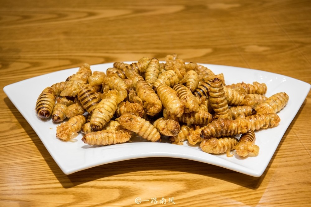 这里最特别的两个美食分别是炸小神仙和炸雄蛾,特点是香,脆,蛋白质