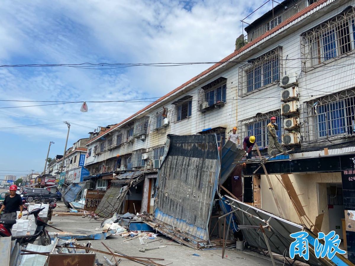 6月19日上午,家住宁波海曙区石碶街道的居民陈师傅在途经万达路时发现
