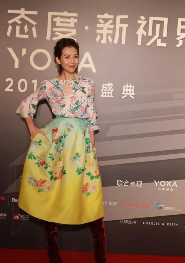 46岁的蔡少芬太会穿大胆尝试印花裙加过膝长靴简直不要太好看