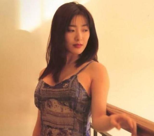 "最美潘金莲"杨思敏:曾被称为亚洲第一美胸,今和老公开拉面馆_腾讯