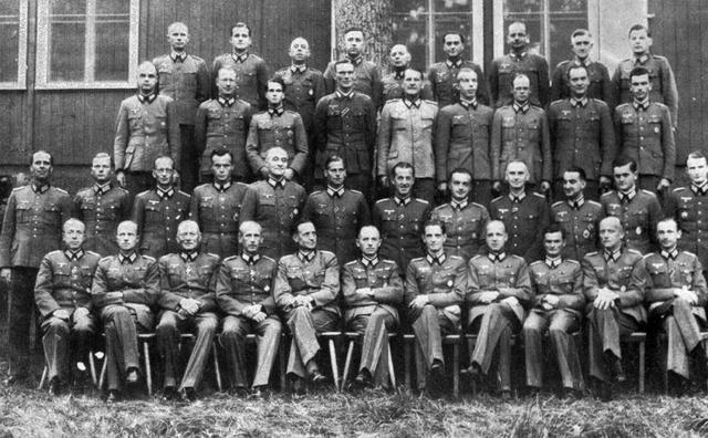 德国的军事实力受到《凡尔赛条约》的诸多限制,总参谋部都被协约国给