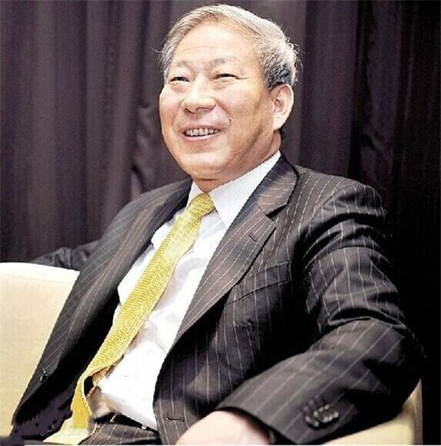 靠"亏本买卖"起家,贤内助是自己学生,千亿公司交儿子一人打理