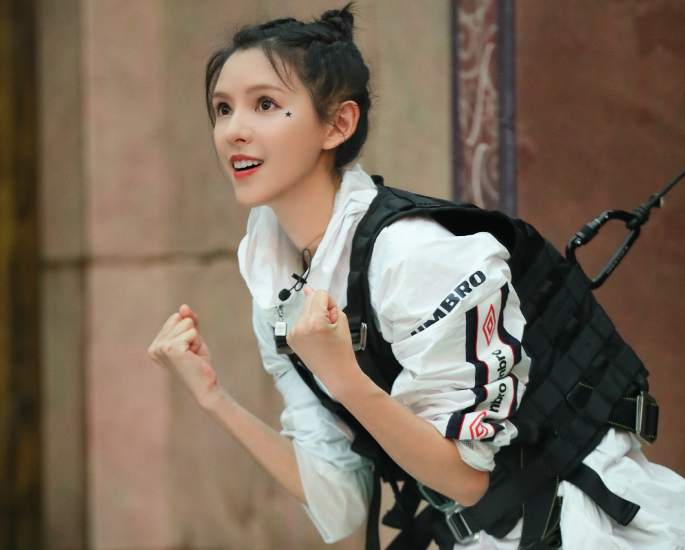 疯狂的麦咭:丁禹兮英雄救美单手抱住张予曦,一把搂过男友力十足