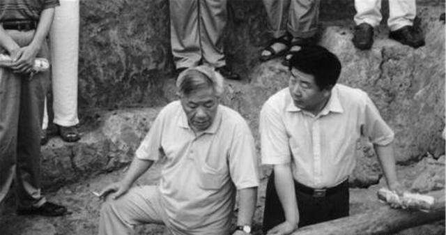 考古|辽宁古墓出诡异鞋子，背面铺满铁钉子，专家：防滑利器！