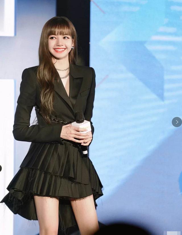 lisa大秀好身材,把黑袜当裤子穿,漂亮妹妹太美丽