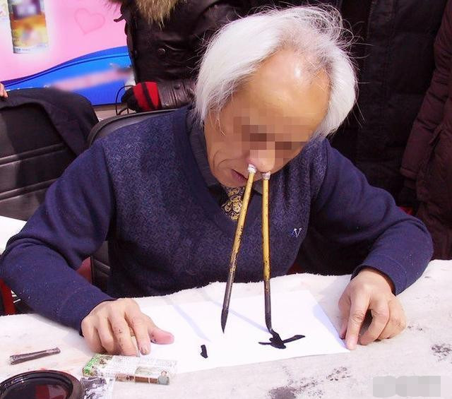 丑书大师不承认糟蹋书法,反而自称"书法功臣",真会装逼