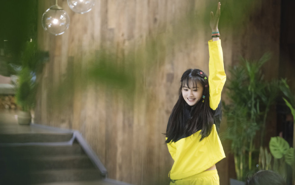 郑爽|郑爽嫩得能掐出水了，穿粉黄拼接T恤配牛仔裤，哪有29岁的样子