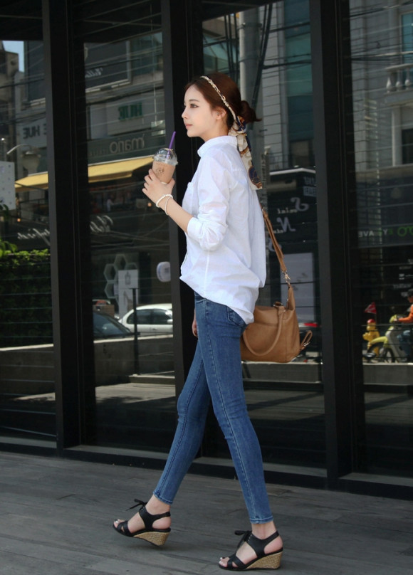 每日欣赏:道晖芝,经典牛仔配白衬衫,一个字,美