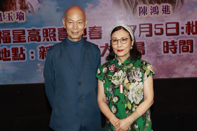 72岁汪明荃美到了骨子里穿绿色印花礼服与丈夫同框高雅又气质