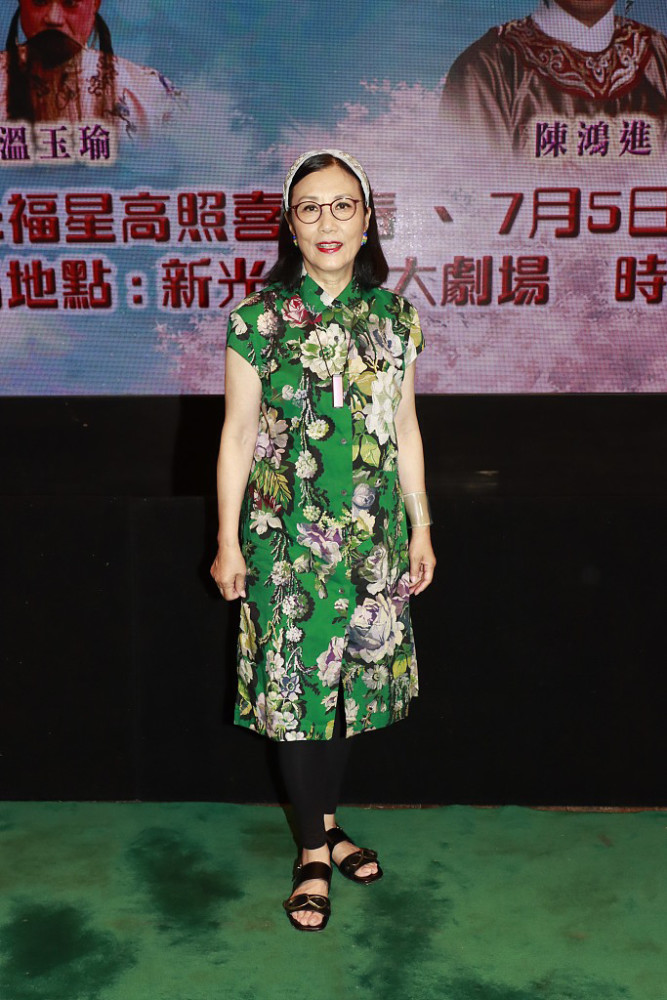 72岁汪明荃美到了骨子里穿绿色印花礼服与丈夫同框高雅又气质