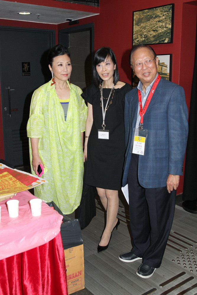 72岁汪明荃美到了骨子里穿绿色印花礼服与丈夫同框高雅又气质