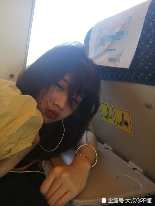 爆笑图片:还没有睡醒的小姐姐,超级可爱