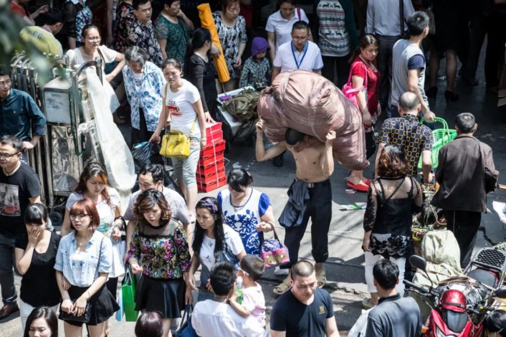 重庆朝天门,人群中的棒棒.