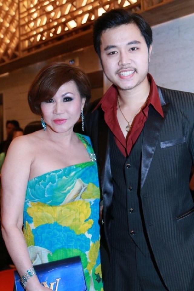 55岁女富商追求23岁男模,恋爱6年分手:希望他与同龄人结婚