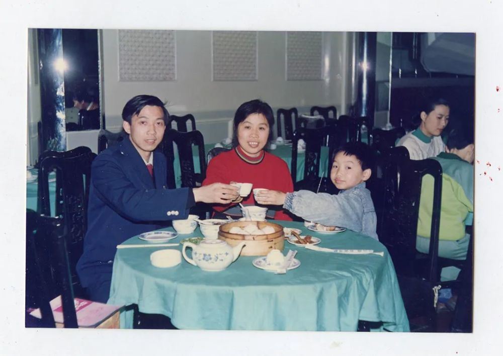 回望那个年代,我们站在入口处,四处张望,试图踩准节拍,跟上旋律.