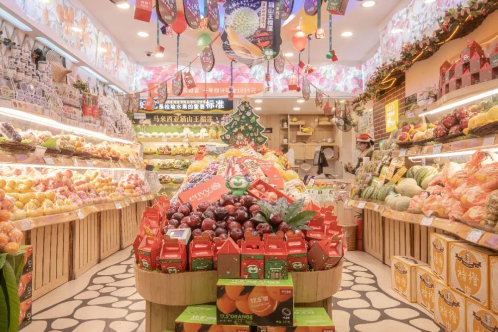 不仅在陈列上下足功夫,百果园的服务也是细致入微.